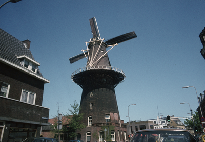 117606 Gezicht op de molen Rijn en Zon (Adelaarstraat 30) te Utrecht.